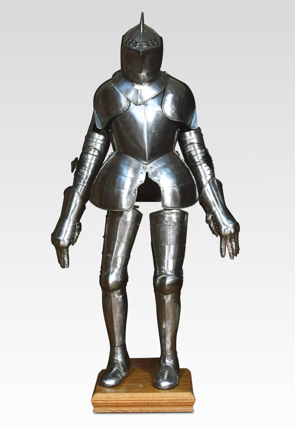 Suit of 16th century style armour