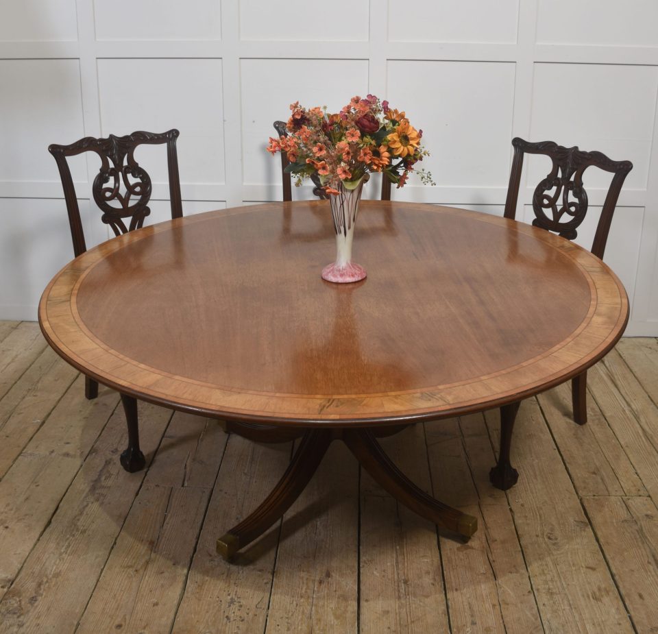 Elegant Georgian-Style Mahogany Pedestal Dining Table