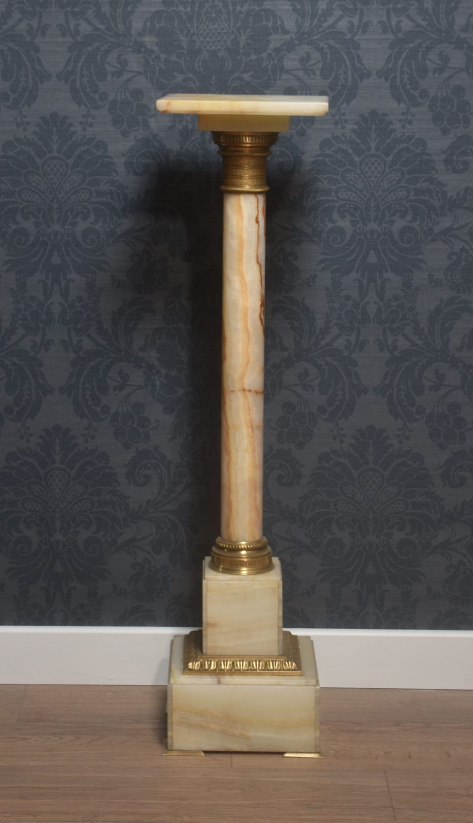 Onyx pedestal